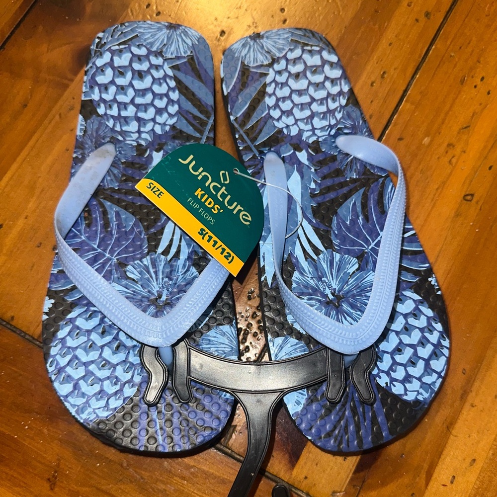 NEW NWT 11/12 Juncture Kids Blue Flip Flops. MUST